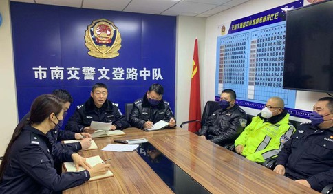 這就是山東|青島交警成馬路上一道“美麗風景線”