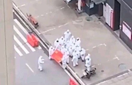 汉口银行回应员工穿防护服摆拍：自购非医用防护服，向社会道歉