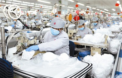即發(fā)投產(chǎn)民用口罩 ！八條生產(chǎn)線開足馬力 200余名返崗工人加班加點(diǎn)