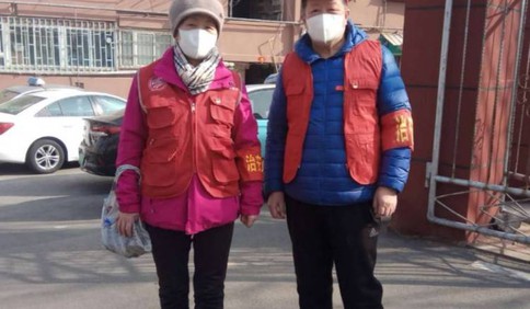 社區(qū)防控一線“夫妻檔” ：我累了老伴上，老伴累了我替他