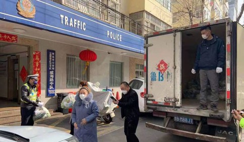 慰問(wèn)一線交警，青島愛(ài)心群眾送來(lái)醫(yī)用手套