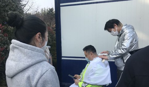 Tony老師來警隊免費給交警理發啦