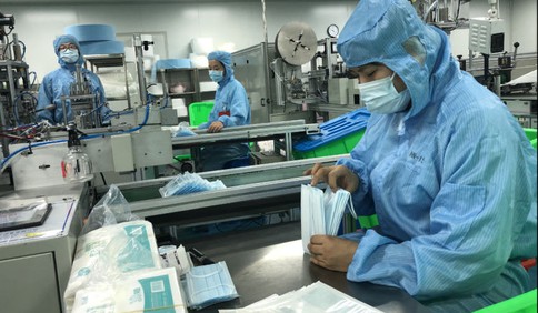 一線探訪丨直擊青島口罩生產線：24小時不停工，21天210萬只口罩上前線