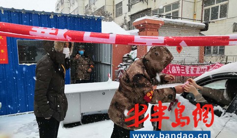 膠州“戰(zhàn)疫”丨風雪中他們成為最動人的“雪中人”