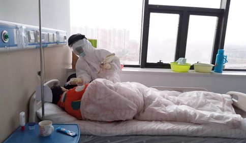 黑暗中我們握緊手 ——濰坊市人民醫院省第二批援助湖北應對新型冠狀病毒肺炎醫療隊隊員徐建秀典型事跡