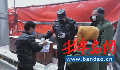 膠州“戰(zhàn)疫”丨風里雪里為了目標仍堅守“疫線”