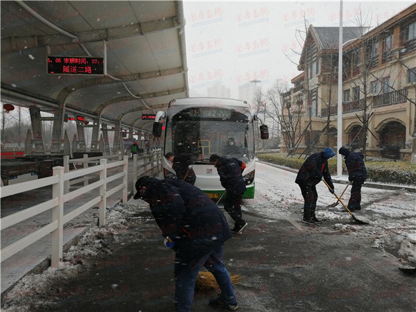 青岛公交闻雪而动208条线路头班车准点发出