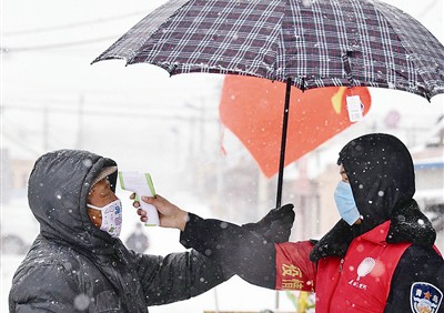 风雪中的疫线坚守——来自青岛区市基层防疫现场的见闻