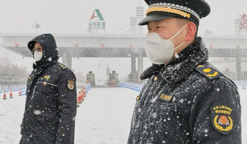 不畏風(fēng)雪筑防線，472名執(zhí)法人員堅(jiān)守87處疫情防控點(diǎn)