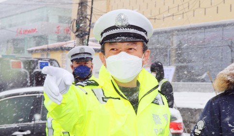 出動警力3860人次，檢查車輛5.3萬余輛，寒風(fēng)中青島交警在堅(jiān)守