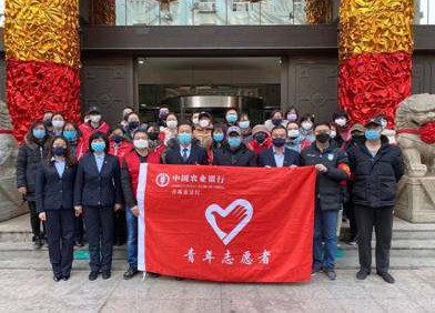 青島市北區(qū)臺(tái)東街道：幾名大學(xué)生主動(dòng)報(bào)名志愿者，每天走街串巷，他們是抗疫戰(zhàn)場(chǎng)上那一抹“志愿紅”