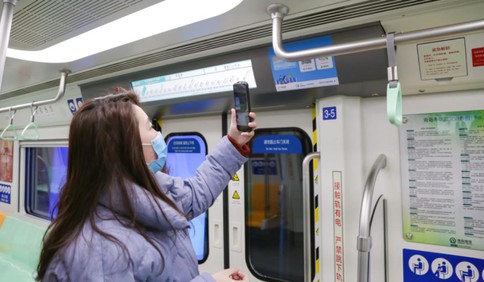 實地探訪丨青島地鐵實名制首日，乘客掃碼乘車井然有序
