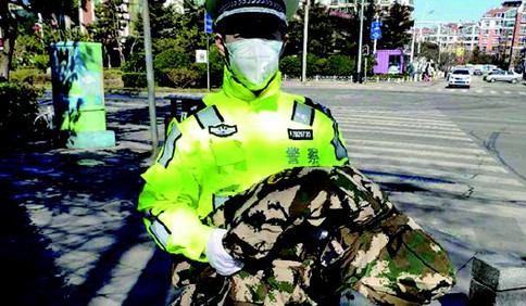 青島開發區輔警寒風中執勤 一市民送來大衣