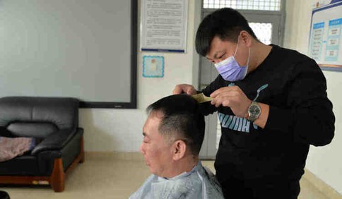 疫情防控忙，輔警當起理發師