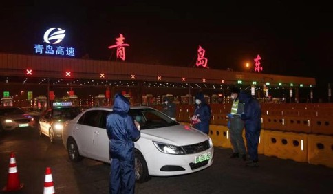 11名突擊隊員自備防護保暖用品嚴守晚間高速入口，他們是青島“最美守夜人”