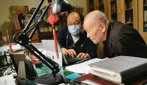 95歲清華教授開直播授課上熱搜 網友：這很清華