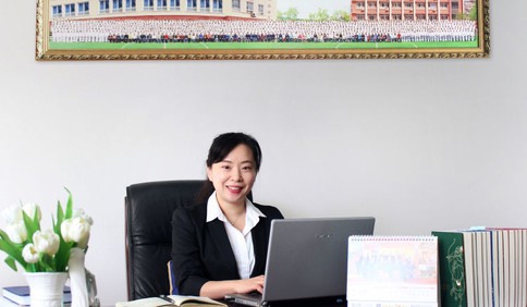 青島超銀學校校長潘曉莉：以“公開課”標準要求老師，做疫情下最美的“護花使者