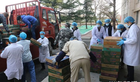 青岛市总工会：20万元生活物资送到一线医护人员手中