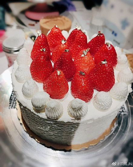 田馥甄晒蛋糕照片 配文"自己的生日蛋糕自己做之草莓蛋糕课"