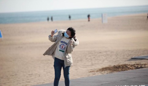 青岛气温逐渐回升 不少市民到海边散步、晒太阳
