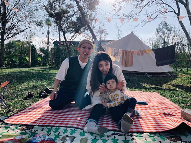 [丁文琪]丁文琪给儿子讲睡前故事 酷比笑到眼睛眯成一条线