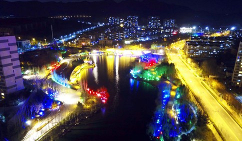 青岛李村河生态公园如梦如幻的绚丽夜景 吸引市民前来散步赏景