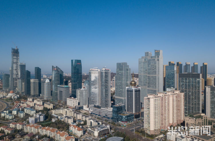 空中俯瞰感受蓝天碧海中的城市