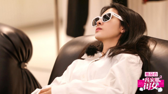 张碧晨■台上“仙女”台下“直男”张碧晨逛街穿姥姥裤被嘲衣品