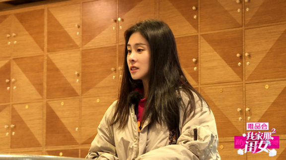 张碧晨■台上“仙女”台下“直男”张碧晨逛街穿姥姥裤被嘲衣品