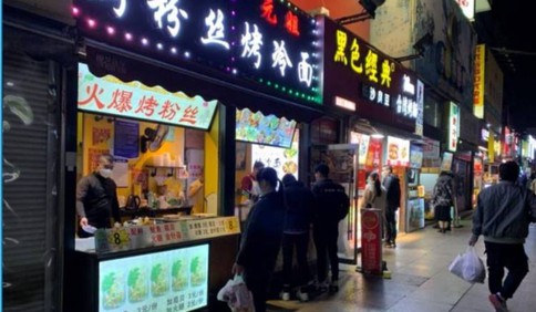 青岛消费繁荣景象初显：店铺纷纷推出优惠牌 商圈客流量渐增