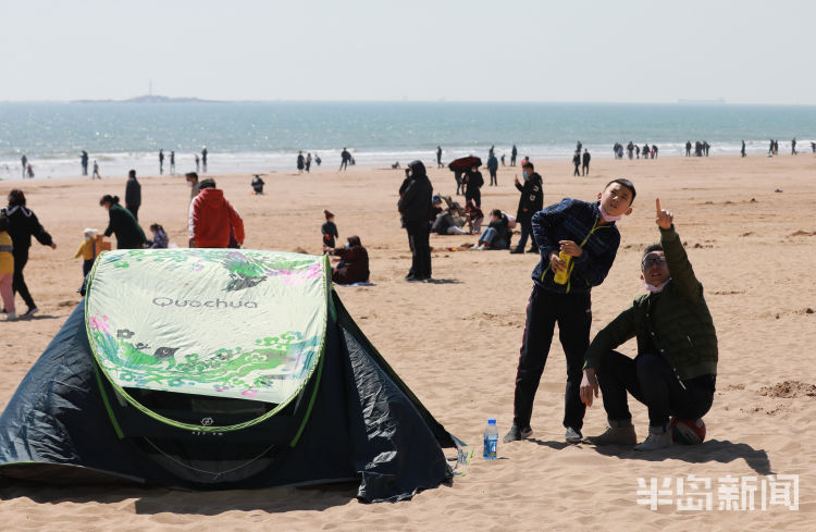 青岛石老人海水浴场许多市民搭起帐篷海边休闲度周末