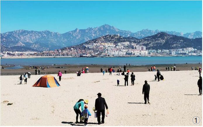 3月22日,岛城阳光明媚,碧空如洗,沙子口海边景色怡人,不少市民利用