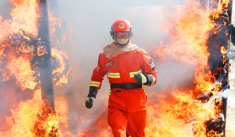 春季防火期  消防员上演“穿越火线”