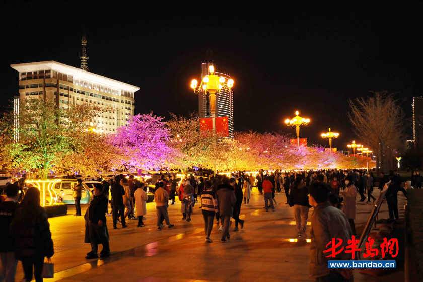 「人民广场」潍坊人民广场樱花盛开，市民戴口罩享春光