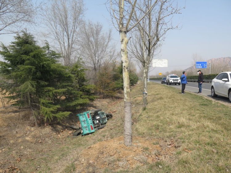 扎进：滨海大道上老人骑车扎进路旁沟里 男子上演“生死时速”般营救