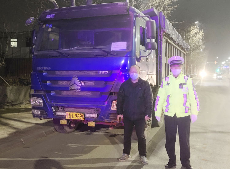 复产■城阳交警严查大货车超载 安全有序护航复工复产
