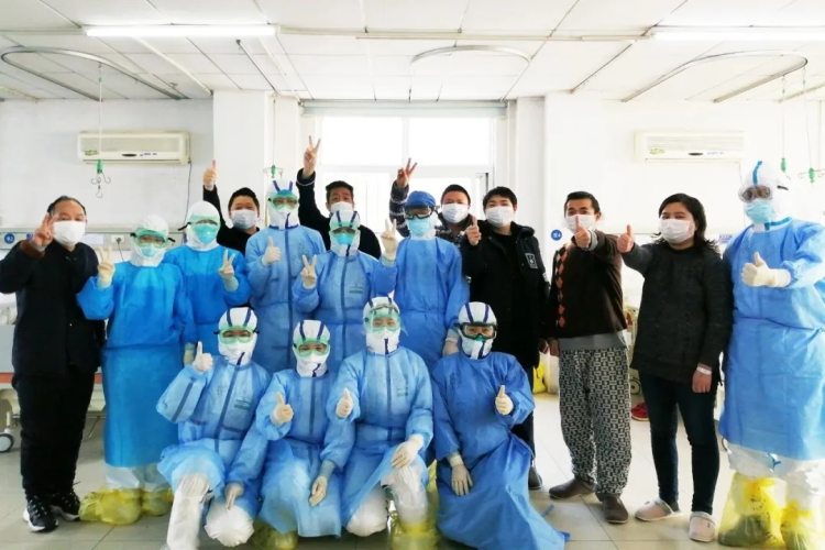 『53』奋战53天患者零死亡 青岛首批9名援鄂医疗队凯旋