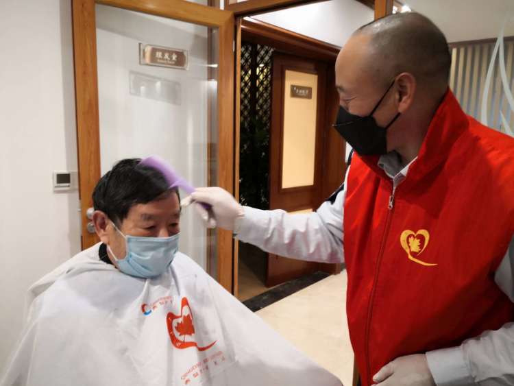 「义剪」养老院老人理发难 青岛巴士“红叶红”志愿者组团上门义剪