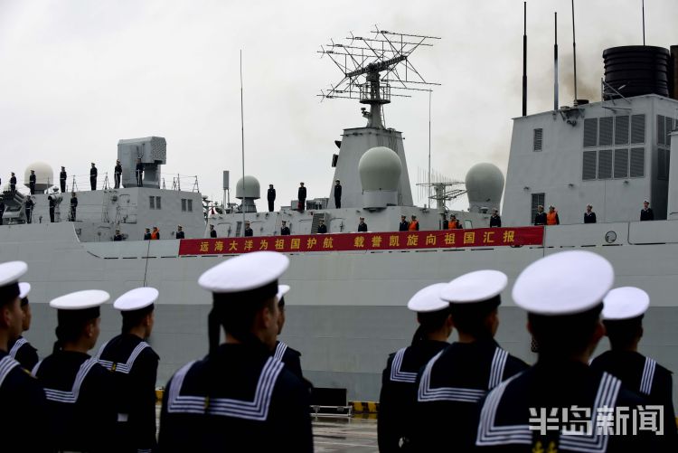 来永雷摄王游摄王游摄影综合补给舰可可西里湖舰驶抵青岛某军港.
