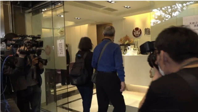 「追思会」刘真追思会开放 其父母到场步履蹒跚称会好好照顾四岁女儿
