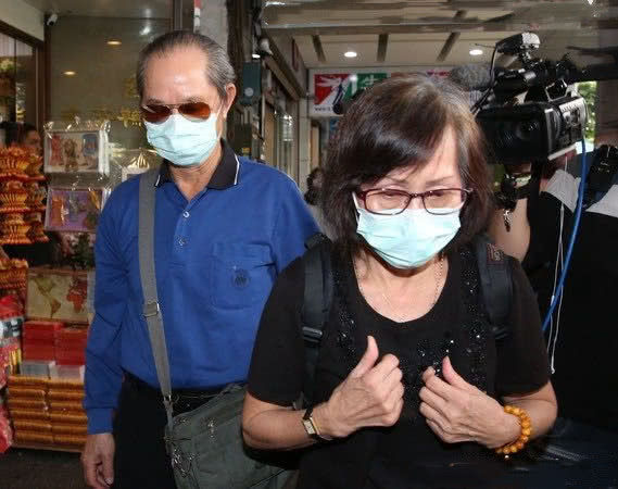 「追思会」刘真追思会开放 其父母到场步履蹒跚称会好好照顾四岁女儿