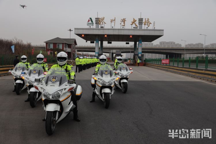 『欢迎』胶州湾跨海大桥太原路出口：交警列队迎接返青医疗队伍英雄回家