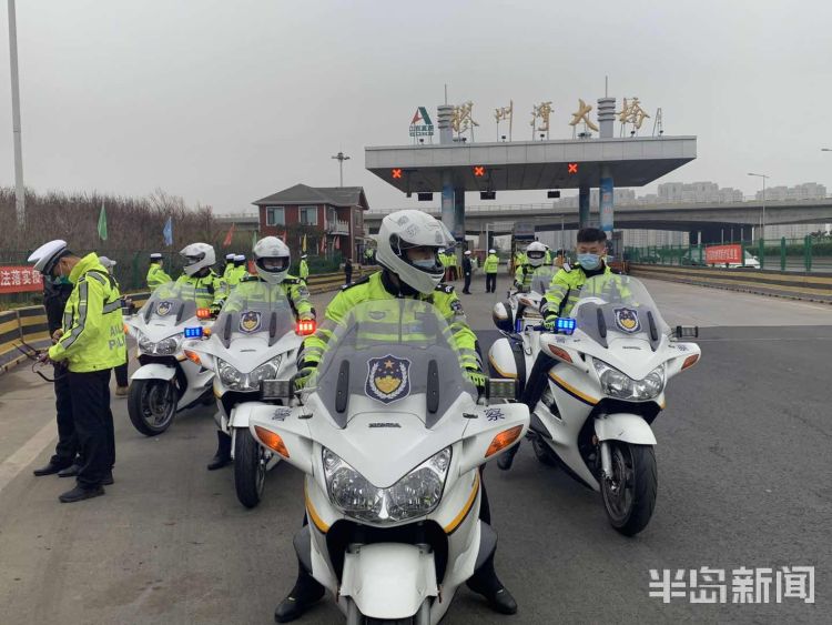 『欢迎』胶州湾跨海大桥太原路出口：交警列队迎接返青医疗队伍英雄回家