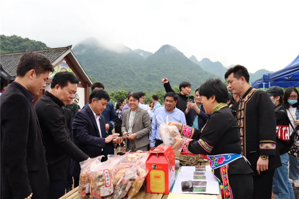 文旅■县长摘口罩带头游景区 广西多举措助推文旅行业复苏