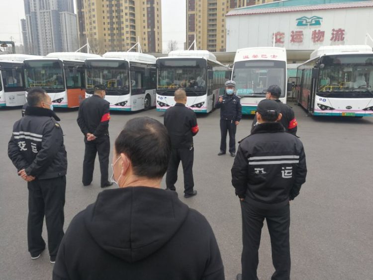复产■青岛交警市北大队进交运温馨巴士开展交通安全知识宣讲