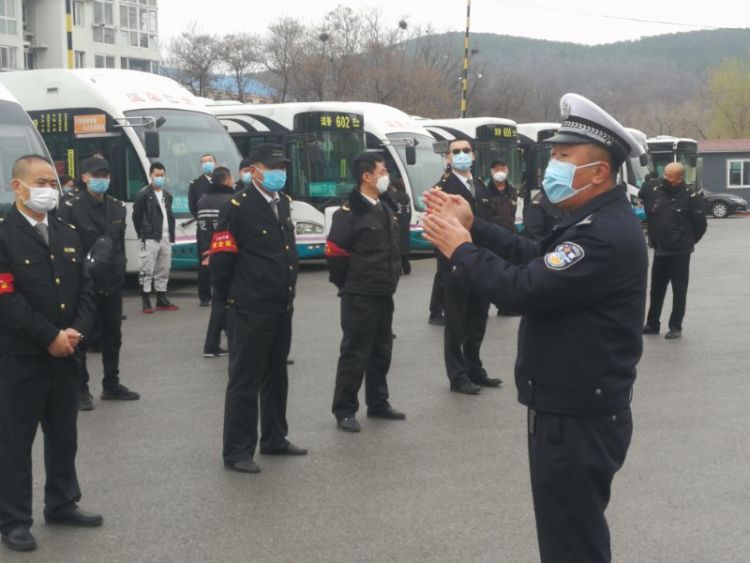 复产■青岛交警市北大队进交运温馨巴士开展交通安全知识宣讲