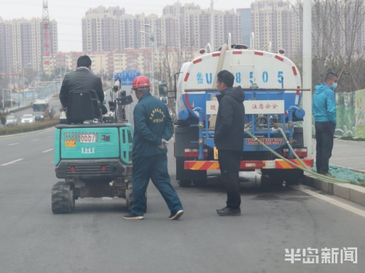 「复工」青岛市区不少建筑工地、道路施工及园林绿化现场施工人员复工忙