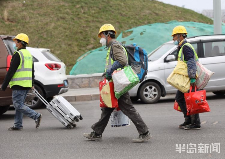 「复工」青岛市区不少建筑工地、道路施工及园林绿化现场施工人员复工忙