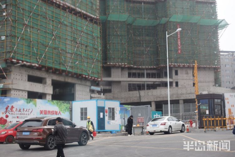 「复工」青岛市区不少建筑工地、道路施工及园林绿化现场施工人员复工忙