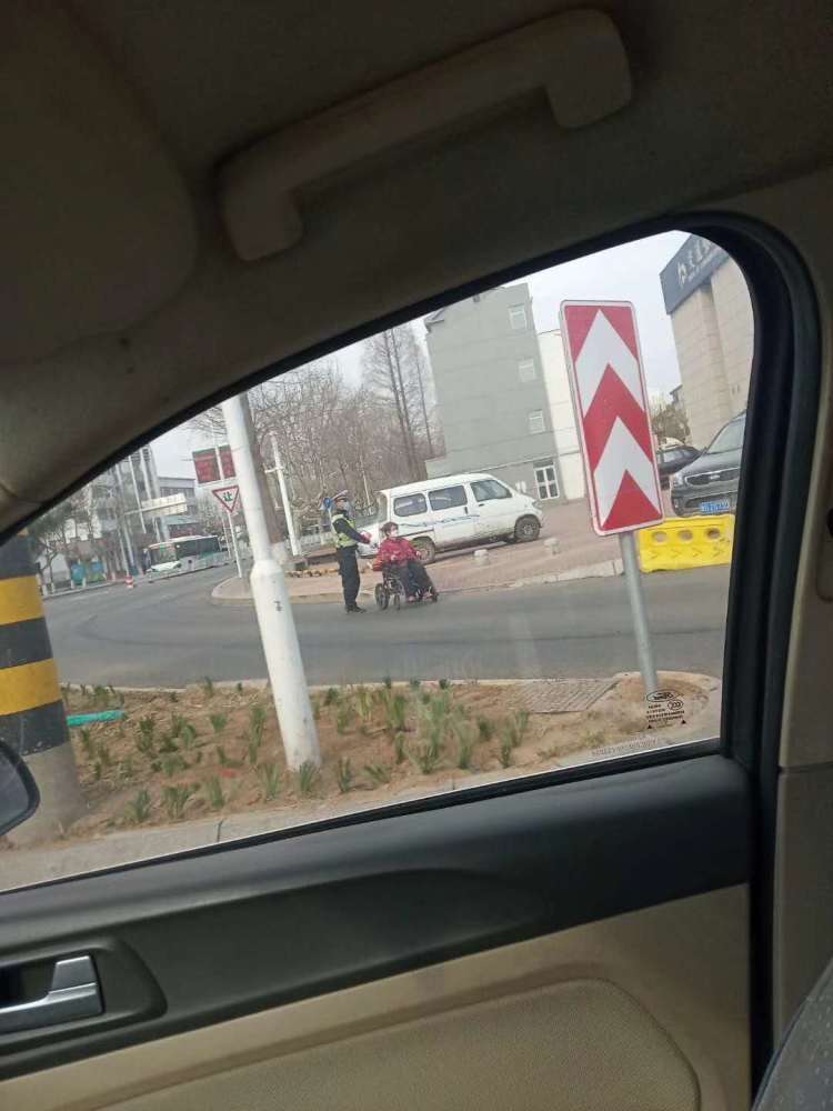 #朋友圈#暖男被晒朋友圈 网友：胶南交警小伙真不错